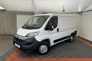 Vue 3/4 avant droit d’un Citroën Jumper blanc 2023 avec pare-chocs noirs et jantes acier en intérieur.