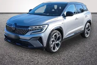 Renault Austral gris foncé en 3/4 avant droit, avec calandre à damier et jantes bi-ton distinctives.
