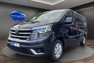 Renault Trafic cabine approfondie gris comète en 3/4 avant droit, avec phares LED et jantes aluminium 17 pouces.