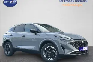 Nissan Qashqai Hybrid e-POWER 2025 en gris Argile, vue 3/4 avant mettant en valeur sa calandre et ses jantes noires.