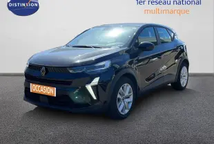 Vue 3/4 avant droite d'un Renault Captur E-Tech Full Hybrid noir étoile métal avec feux LED et jantes alliage.