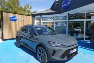 SUV CUPRA Formentor gris en 3/4 avant droit, avec jantes noires et détails sportifs visibles au showroom.