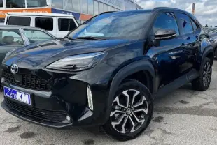 Toyota Yaris Cross 130H Design 2025 noir vue 3/4 avant droit en showroom avec jantes alliage distinctives