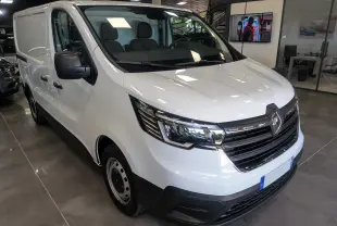Vue 3/4 avant gauche d’un Renault Trafic Fourgon blanc minéral 2024 avec calandre noire et phares modernes.