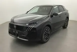 Peugeot 3008 Hybrid 145 e-DCS6 GT noir, vue 3/4 avant droit, jantes alliage 19 pouces et calandre distinctive.