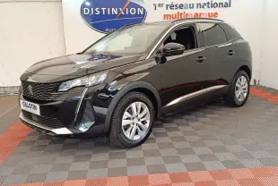 Peugeot 3008 noir en 3/4 avant droit, avec feux LED et jantes alliage visibles en intérieur showroom.