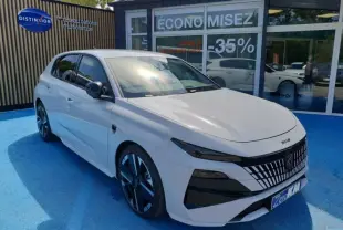 Peugeot 308 Hybrid blanc Okénite vue 3/4 avant droit, calandre distinctive et jantes alliage noires.
