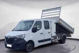 Renault Master blanc en double cabine vu de 3/4 avant droit avec benne basculante relevée et coffre latéral.