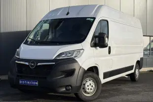 Opel Movano Fourgon blanc vu en 3/4 avant droit, avec pare-chocs noir et calandre distinctive.