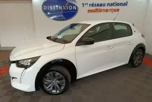 Peugeot 208 électrique blanche vue de 3/4 avant droit, avec rétroviseurs noirs et jantes gris foncé.