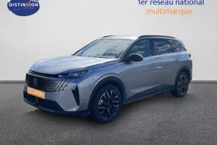 Peugeot 5008 gris Artense métal en 3/4 avant droit, SUV hybride avec jantes noires et calandre distinctive.