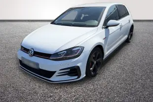 Volkswagen Golf GTI Performance blanche vue en 3/4 avant droit avec jantes noires et calandre rouge.