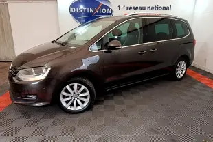 Volkswagen Sharan marron vue de profil côté gauche dans un showroom avec jantes alliage et vitres teintées.