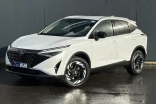 Nissan Qashqai III e-Power blanc nacré en 3/4 avant droit avec jantes alliage noires et toit noir brillant.