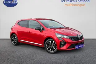 Renault Clio 1.0 TCe 90ch Techno rouge flamme en 3/4 avant droit, avec jantes alliage et détails noirs contrastants.