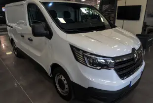 Vue 3/4 avant gauche du Renault Trafic Fourgon blanc minéral 2024 avec calandre noire et phares LED distinctifs.