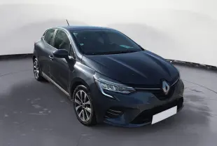 Renault Clio V TCE 90 21 Intens gris foncé métal vue 3/4 avant droit avec phares LED et jantes alliage 16 pouces.