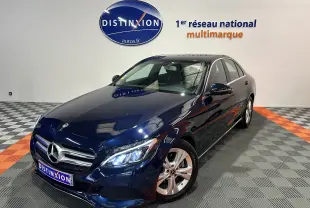 Mercedes Classe C 200d bleu en 3/4 avant droit, phares allumés, calandre chromée et jantes alliage visibles.