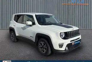 Jeep Renegade blanc en 3/4 avant droit avec capot noir et jantes alliage 17 pouces, stationné devant un mur métallique.