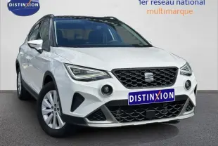 SEAT Arona blanc Nevada avec toit noir, vue 3/4 avant mettant en valeur la calandre et les phares LED.