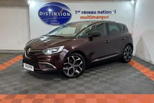 Renault Scénic Intens TCe 160 rouge foncé vue 3/4 avant en intérieur avec jantes alliage et phares LED.