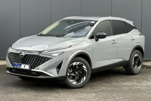 Nissan Qashqai III e-Power gris Ceramic en 3/4 avant droit, avec calandre noire et jantes alliage bicolores.