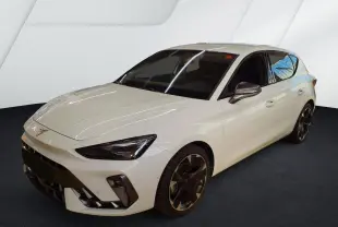 Vue 3/4 avant d'une CUPRA Leon blanc Nevada avec jantes alliage 18 pouces et vitres arrière surteintées.