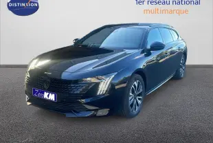 Peugeot 508 SW noir perla metal vue 3/4 avant droit avec calandre distinctive et feux LED allumés.