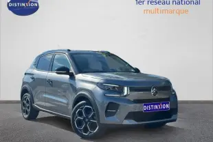 SUV Citroën C3 2025 gris en 3/4 avant droit, avec jantes noires et détails noirs sur la calandre.