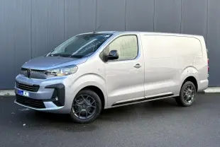 Vue 3/4 avant droite d'un Citroën Jumpy XL gris Artense avec boucliers couleur carrosserie et jantes noires.