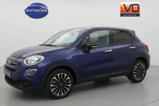 Vue 3/4 avant droit d’un FIAT 500X bleu 2024 avec jantes classiques noires et argent, dans un studio lumineux.