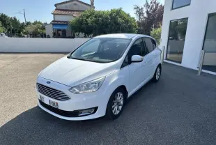 Ford C-MAX blanc en 3/4 avant droit, version Titanium 2017 avec calandre chromée et jantes alliage.