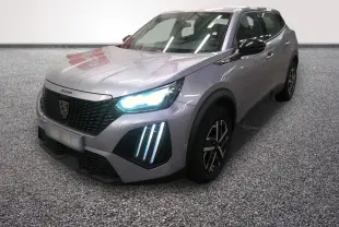 Peugeot 2008 Hybrid gris clair vue 3/4 avant droit avec phares LED allumés et calandre noire distinctive.