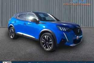 Peugeot 2008 bleu clair en 3/4 avant droit, avec jantes alliage 17 pouces et barres de toit visibles.