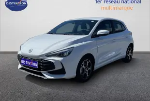 MG3 1.5L Hybrid+ 195ch en Dover White, vue 3/4 avant droit avec jantes alliage et calandre noire distinctive.
