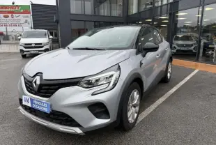 Renault Captur E-Tech 145 Zen gris métal vu en 3/4 avant droit, avec calandre noire et phares LED distinctifs.