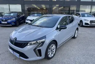 Renault Clio V DCI 100 Evolution gris métal vue 3/4 avant droit, avec feux LED et jantes alliage visibles.