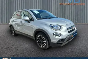 Fiat 500X gris clair vue 3/4 avant droit, jantes alliage 17 pouces et phares à LED visibles.