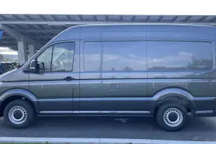 Profil latéral droit du Volkswagen Crafter Van gris Indium avec carrosserie haute et jantes acier simples.