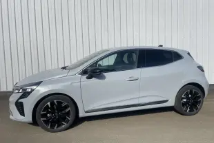 Renault Clio V TCE 90 gris Rafale vue de profil côté gauche avec jantes alliage noires et contour fenêtres aluminium.