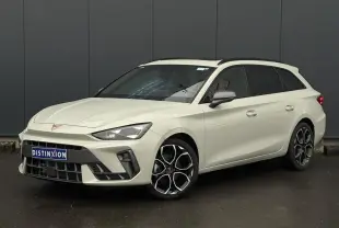 Vue 3/4 avant droite d'une CUPRA Leon ST 2025 en Gris Taiga avec jantes alliage 18'' et toit ouvrant panoramique.