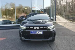 Vue frontale d'un Dacia Bigster noir Perla avec signature lumineuse LED et toit panoramique visible.