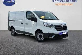 Renault Trafic Fourgon blanc Glacier vu en 3/4 avant droit, avec calandre noire et jantes acier simples.