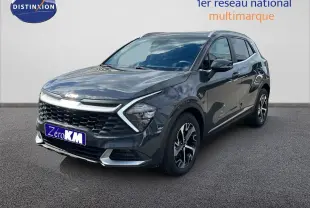 KIA Sportage gris foncé métal en 3/4 avant droit, avec calandre noire et jantes bi-ton distinctives.