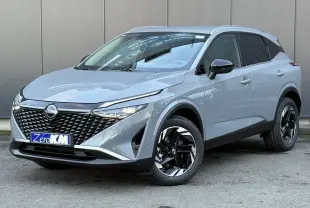 Nissan Qashqai III e-Power gris Ceramic en 3/4 avant droit, avec calandre noire et jantes alliage 18 pouces.