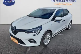 Renault Clio blanc vue 3/4 avant droit, avec feux LED et jantes alliage, stationnée sur sol gris.