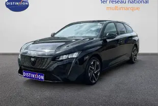 Peugeot 308 SW Hybrid noir métal en 3/4 avant droit, avec calandre distinctive et jantes alliage bicolores.