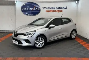 Renault Clio Business E-TECH 140 gris clair vue 3/4 avant droit dans un showroom avec sol noir et orange.
