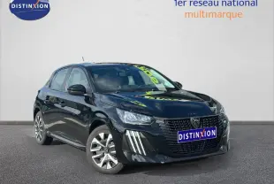 Peugeot 208 hybride noir Perla Nera vue 3/4 avant, avec calandre distinctive et feux LED verticaux.