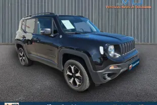 Jeep Renegade noir vue 3/4 avant droit, SUV compact avec jantes spécifiques et calandre à sept fentes.